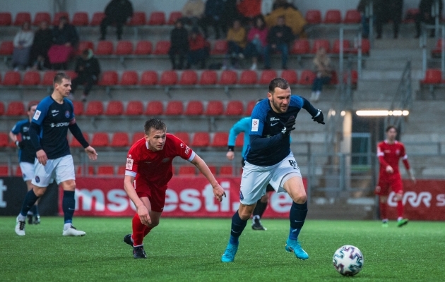 Aleksander Švedovski (punases) on viisikust sellel hooajal kõige enam Premium liigas mänginud. Foto: Liisi Troska / jalgpall.ee