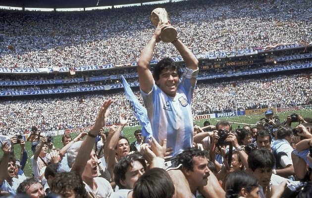 Hetk, mil Argentina number 10 viimati MM-karikat pea kohal hoidis. Meheks oli toona Diego Maradona ja aastaks 1986. Foto: Scanpix / Carlo Fumagalli / AP Photo