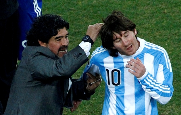 Diego Maradona jõudis oma eluajal ka Lionel Messi treener olla. Nüüd tuleb tal Messit kannustada taevastelt radadelt. Foto: Scanpix / David Gray / Reuters