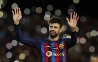 Camp Nou saatis Gerard Pique püsti seistes ja ovatsioonide saatel võidukalt erru