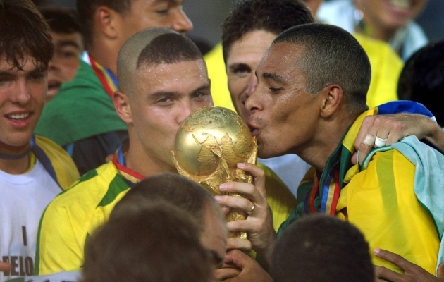 Ronaldo ja Gilberto Silva 2002. aastal MM-karikat suudlemas. Foto: Scanpix / Sven Simon / imago images