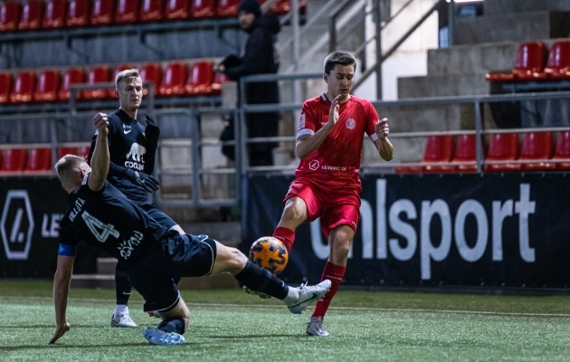 Magnus Villota (nr 4) oli v&otilde;imas nii maas kui &otilde;hus. Foto: Jana Pipar / jalgpall.ee