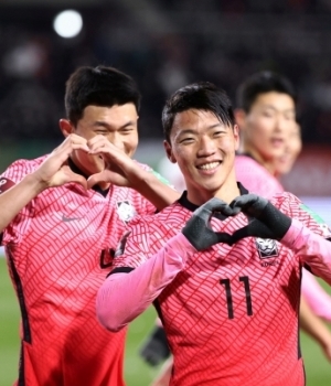 Kim min-jae (vasakul) ja Hwang Hee-chan (paremal) väravat tähistamas. Foto: Scanpix / Kim Hong-ji / Reuters