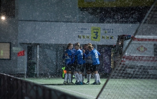 Õhtupimeduses ja lumesajus mänginud U21 koondisel oli rõõmustamiseks põhjust küllaga. Foto: Katariina Peetson