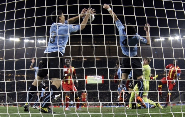 Hetk, mil Suarez otsustas käega palli väravajoonelt klaarida. Järgnes penalti, punane kaart ja pisarad, ent lõpuvile järel rõõmuhüüded ja ründaja kuulutati kangelaseks. Foto: Scanpix / Ivan Sekretarev / AP Photo