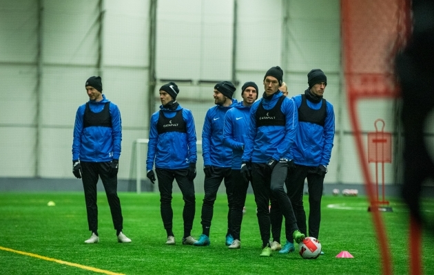 Eesti koondis pidas kalendriaasta viimase kohtumise eelse trenni jalgpalliliidu sisehallis. Foto: Katariina Peetson
