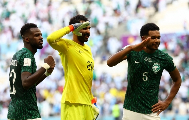 Saudi Araabia jalgpallurid ajaloolist võitu tähistamas. Foto: Scanpix / REUTERS / Hannah Mckay