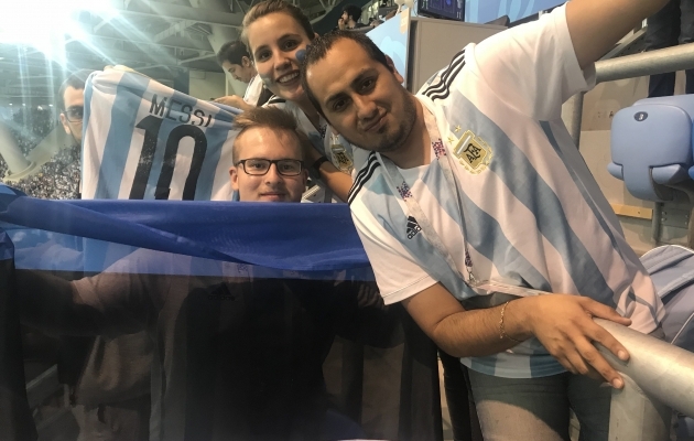 Kohustuslik foto Argentinast kohale sõitnud fännidega. Pildilt ei puudunud mõistagi Lionel Messi särk. Foto: erakogu