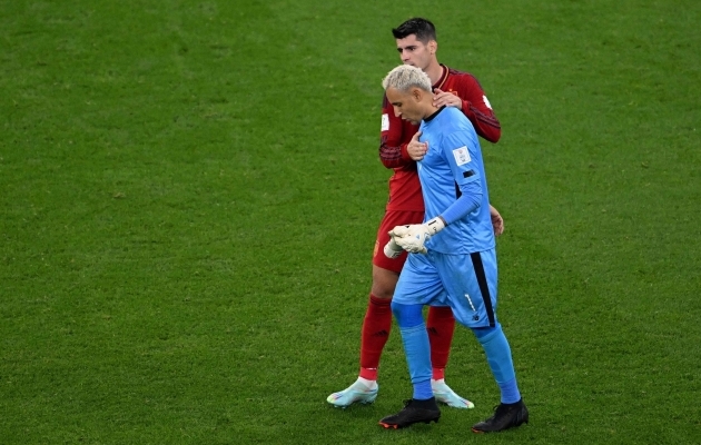 Alvaro Morata lohutas kohtumise lõpus endist klubikaaslast Keylor Navast. Foto: Scanpix / Kirill Kudryavtsev / AFP