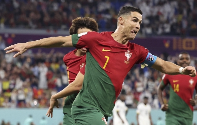 Portugali koondise kapten Cristiano Ronaldo viis meeskonna Ghana vastu 1:0 juhtima, kui realiseeris enda teenitud penalti. Värav tegi temast esimese jalgpalluri ajaloos, kes löönud värava viiel erineval MM-finaalturniiril. Foto: Scanpix / Chine Nouvelle / SIPA