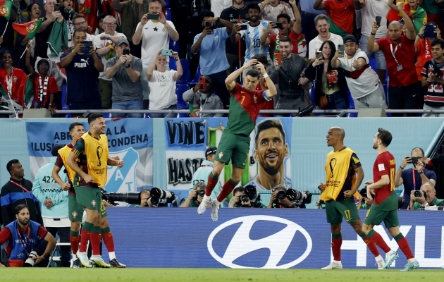 Ajaloolist väravat juhtus Cristiano Ronaldo tähistama staadioni selles nurgas, kuhu oli riputatud Lionel Messi lipp. Muuseas, fotot tähelepanelikult uurides neäb, et naeratus näol jäädvustavad ajaloolist hetke ka Argentina koondise särgis jalgpallisõbrad. Foto: Scanpix / Reuters / Albert Gea