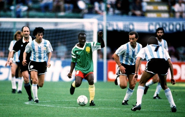Kameruni ründaja Roger Milla 1990. aasta MM-finaalturniiri avamängus toonase valitseva maailmameistri Argentinaga, mille Aafrika meeskond üllatuslikult 1:0 võitis. Foto: Scanpix / imago / Colorsport