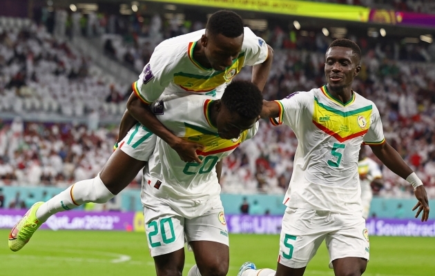 Senegali jalgpallurid tähistavad Katari vastu löödud väravat. Foto: Scanpix / Reuters / Kai Pfaffenbach