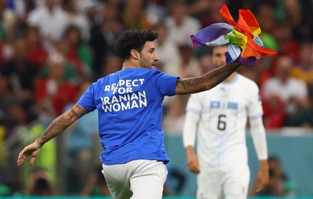 Mario Ferri jooksis Katari MM-i ajal väljakule. Foto: Scanpix / Matthew Childs / Reuters