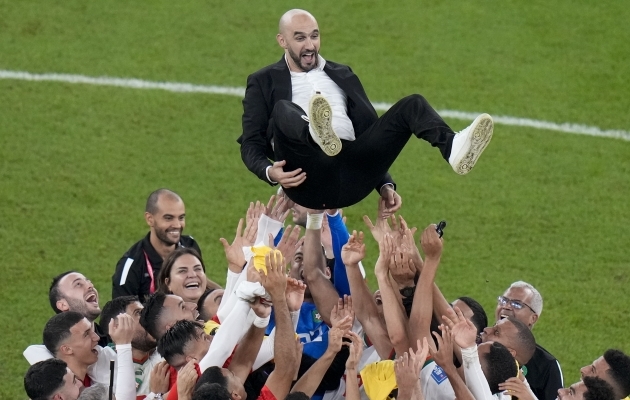 Maroko mängijad ja taustajõud võisid põhjusega peatreener Walid Regragui taeva poole visata. Foto: Scanpix / Alessandra Tarantino / AP Photo