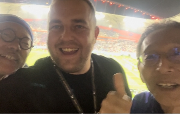 Kaido Höövelson neljapäeval koos äripartneritega Khalifa staadionil, kus Jaapan alistas 2:1 Hispaania ja jõudis MM-il 1/8-finaali. Foto: erakogu