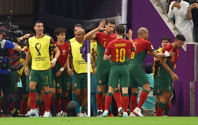 Portugal väravat tähistamas, taamal näha Cristiano Ronaldot. Foto: Scanpix / Hannah McKay / Reuters