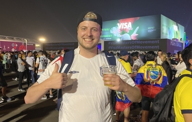 Inglismaa koondise toetaja Cam fännifestivalil 13 eurot maksnud õlut rüüpamas. Foto: Ott Järvela