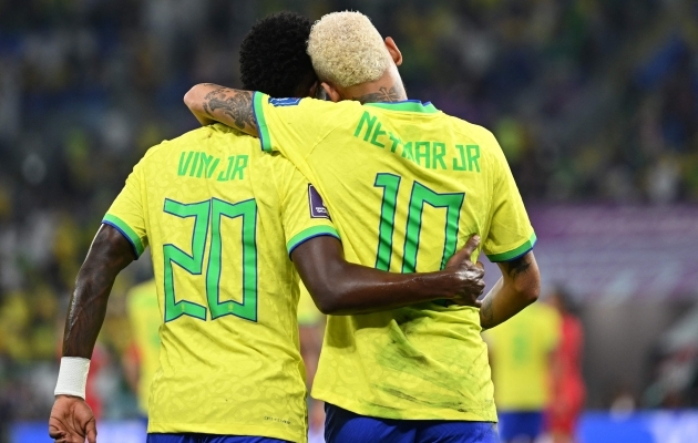 Brasiilia koondis eesotsas Vinicius Juniori ja Neymariga rühivad tipu suunas. Foto: Scanpix / Manan Vatsyayana / AFP.