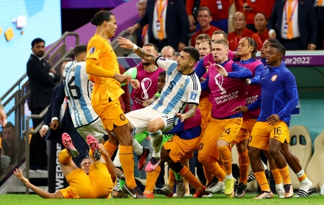 Pahaseks saanud Virgil van Dijk kukutas Leandro Paredese, aga ei saanud kollastki. Foto: Scanpix / Bernadett Szabo / Reuters