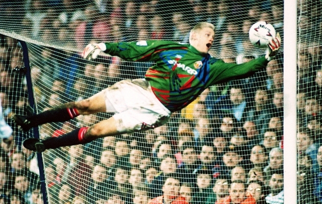 Manchester Unitedi legendaarne puurilukk Peter Schmeichel Punaste Kuradite väravasuud kaitsmas. Hooaeg siis oli 1992-1993. Foto: Scanpix / Reuters / David Jacobs / File Photo