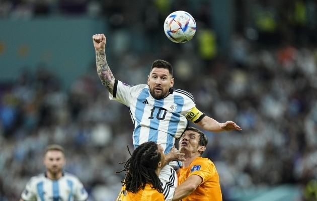Lionel Messi suudab hüpata küll! Kas ka üle kitse? Foto: Scanpix / AP Photo / Jorge Saenz