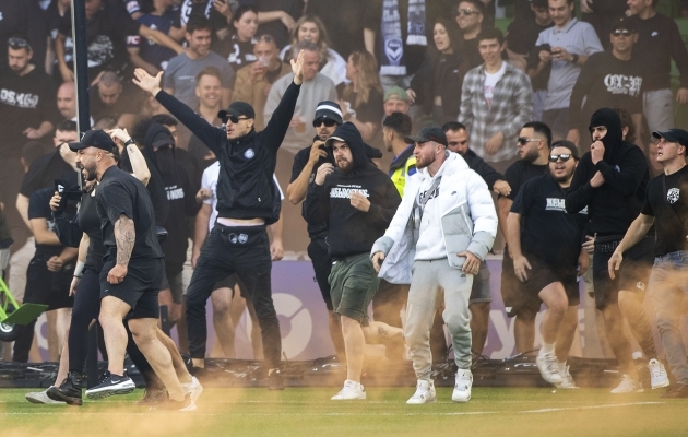 Video: Melbourne'i derbi ajal väljakule tormanud fännid viskasid väravavahile metallämbri näkku