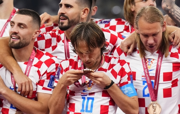 Horvaatia legend Luka Modric uuris ja puuris, mis medaliga tegu on. Foto: Scanpix / AP Photo / Hassan Ammar