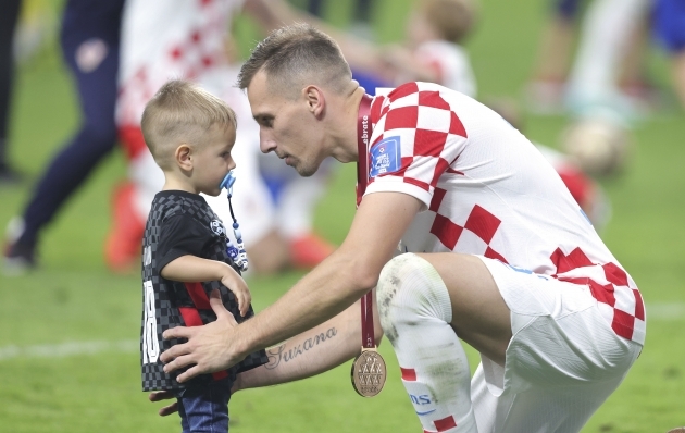 Võiduvärava autor Mislav Oršic pärast mängu koos oma pojaga. Foto: Scanpix / Sebastian El-Saqqa / picture alliance / firo Sportphoto