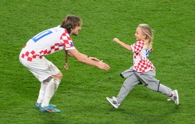 Luka Modric koos oma tütrega. Foto: Scanpix / Robert Michael / dpa