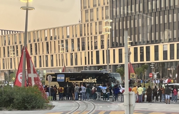 Argentina koondise buss saabus Lusaili staadioni juurde alles poolteist tundi enne avavilet. Foto: Ott Järvela