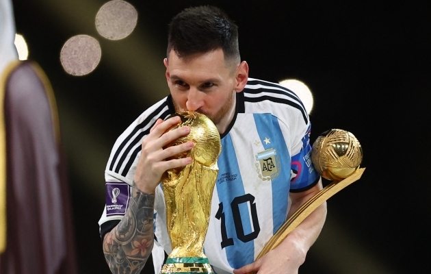 Lionel Messi suudlemas kauaoodatud MM-karikat. Foto: Scanpix / Reuters