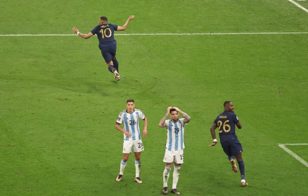 Kylian Mbappe on teinud 81. minutil seisuks 2:2 ning Argentina kaitsjad on ahastuses. Foto: Scanpix / Chine Nouville / SIPA