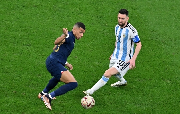 Kylian Mbappe ja Lionel Messi MM-finaalis, mis oli mõlema mehe jaoks teine. Mõlemal on kirjas üks võit ja üks kaotus. Foto: Scanpix / AFP / Antonin Thuillier