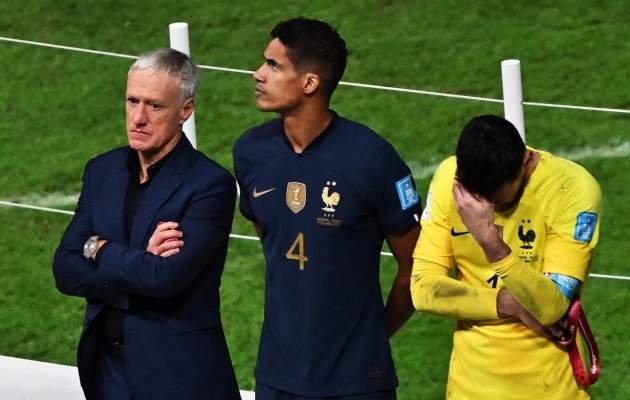 Raphael Varane auhinnatseremoonia ajal peatreener Didier Deschampsi ja kapten Hugo Lloris' vahel. Foto: Scanpix / Noushad Thekkayil / EPA