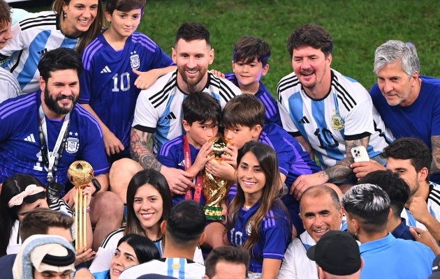 Lionel Messi koos oma kõige kallima vara: perekonna ja MM-i võidukarikaga. Foto: Scanpix / Imago images / Ulmer / Teamsport
