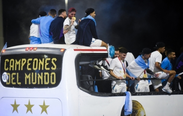 Argentiinlased sümboolsel bussisõidul. Leandro Paredesel (viiest istujast parempoolseim) pildilolevat mütsi enam ei ole. Foto: Scanpix / Mariana Nedelcu / Reuters