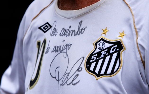 Pele autogrammi ja pühendusega Santose särk jääb sellele jalgpallisõbrale igavesti väärtuslikuks. Foto: Scanpix / AP Photo / Fabricio Costa