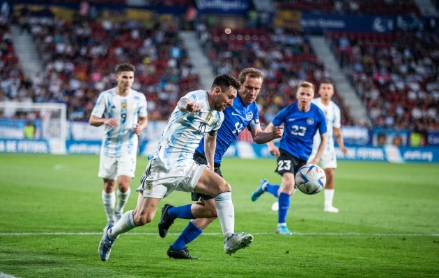 Konstantin Vassiljev ja Lionel Messi teineteiselt mõõtu võtmas. Foto: Brit Maria Tael