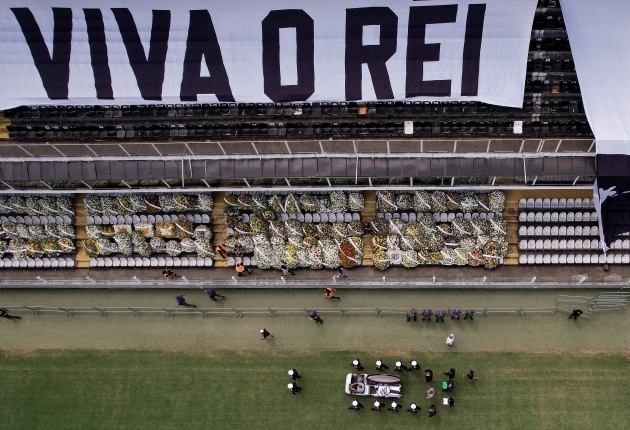 Ligi 16 tuhat pealtvaatajat mahutavale staadioni tribüünidele asetati pärjad. Foto: Scanpix / Amanda Perobelli / Reuters