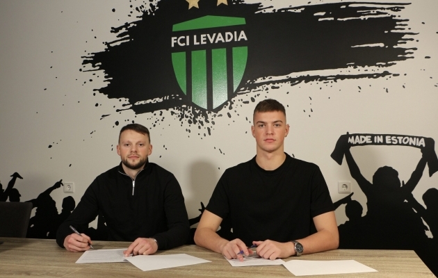 Oliver Ani ja Maksim Pavlov tõmbavad selga FCI Levadia vormi. Foto: Isabell Berg / Tallinna FCI Levadia