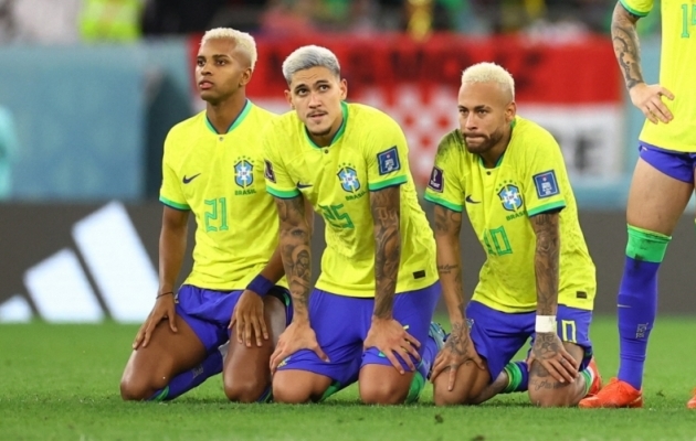 Brasiilia koondise mängijad Rodrygo, Pedro ja Neymar MM-i veerandfinaali penaltiseeria ajal. Brasiilia kaotas seal Horvaatiale. Foto: Scanpix / Reuters / Hannah Mckay