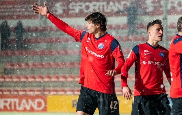 Ryan Lindsay (vasakul) 2022. aasta märtsis mängus Tartu Tammekaga. Paremal seisab toonane meeskonnakaaslane Martin Käos. Nüüd seob mehi agendi ja mängija suhe. Foto: Liisi Troska / EJL