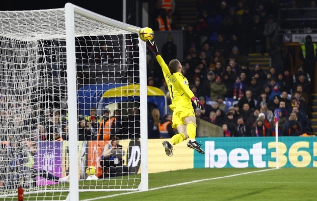 Kuigi David De Gea tegi mat&scaron;is kaks imelist blokeeringut, siis kolmandaks tal enam jaksu polnud. Foto: Scanpix / Peter Cziborra / Reuters