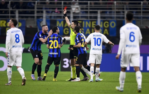 Milan Škriniar jättis avapoolaja lõpus Interi kümnekesi väljakule. Foto: Scanpix / Nicolo Campo / IMAGO