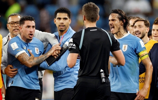 Uruguay mängijad Jose Maria Gimenez ja Edinson Cavani kohtunikku piiramas. Foto: Scanpix / Reuters / John Sibley