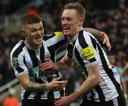 Oma poiss lõi Newcastle'i 24-aastase pausi järel Wembleyle, peotuju ei rikkunud ka punane
