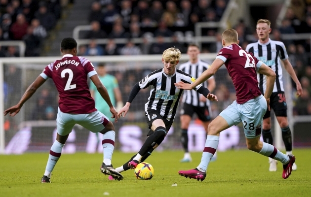 Anthony Gordon (keskel) tegi Newcastle Unitedi eest debüüdi. Foto: Scanpix / Owen Humphreys / PA / AP