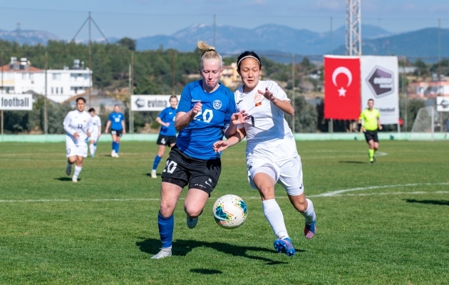 Getter Saar sai teise poolaja alguses kaptenipaela enda k&auml;e &uuml;mber. Foto: Liisi Troska / jalgpall.ee