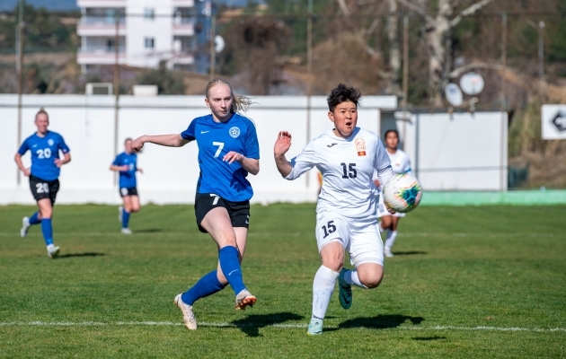 Liisa Merisalu (vasakul) Kõrgõzstani U20 koondisega peetud kohtumises. Foto: Liisi Troska / jalgpall.ee